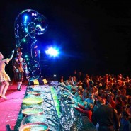 Мега-шоу фонтанов, трансформеров и гигантских пузырей фотографии