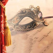 Бескрылый гусёнок фотографии