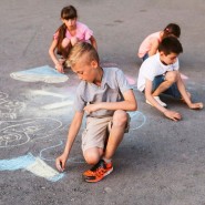 Конкурс рисунка на асфальте «Зарядись цветом!» фотографии
