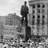 63 года назад в Москве открыт памятник поэту Владимиру Маяковскому фотографии
