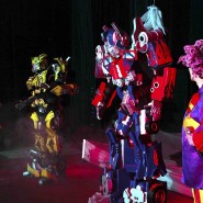 Мега-шоу фонтанов, трансформеров и гигантских пузырей фотографии