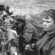 Показ записи стихотворения «Я ушла из детства в грязную теплушку » фотографии