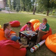 Познавательное мероприятие «Читаем на траве» фотографии