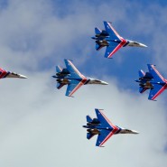 «Честь и героизм выше облаков» - открытка в День ВВС фотографии