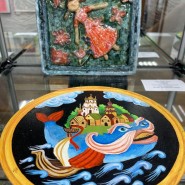 В холле Ногинской ДХШ продолжает работу выставка декоративно-прикладных работ и керамики фотографии