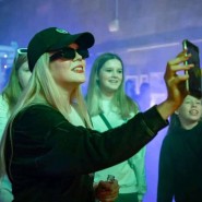 Неоновая молодежная вечеринка фотографии