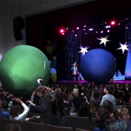 Мега-шоу фонтанов, трансформеров и гигантских пузырей фотографии