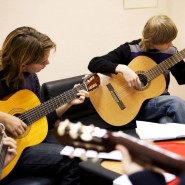 Онлайн-обучение кружка игры на гитаре «Аккорд» фотографии