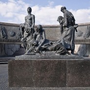 Монумент героическим защитникам Ленинграда установлен в 1975 г. фотографии