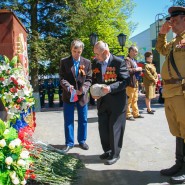 Возложение цветов к мемориалу павшим землякам фотографии
