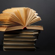 Книжная выставка «Мир приключений» фотографии