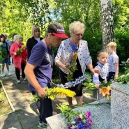 Возложение цветов к памятнику погибшим односельчанам фотографии