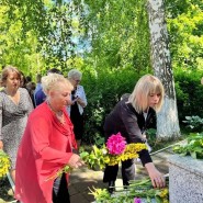 Возложение цветов к памятнику погибшим односельчанам фотографии