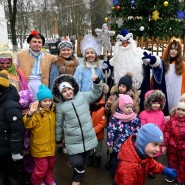 Городская уличная ёлка «Как-то раз под новый год» фотографии