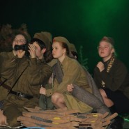 Спектакль «А зори здесь тихие » фотографии