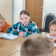 Выставка тематической литературы про традиции праздника «Рождественские забавы» фотографии