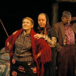 Показ записи спектакля «Семейный портрет с дензнаками»