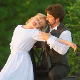 Спектакль «Выстрелы и поцелуи»