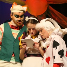 Трансляция спектакля «Алиса в Стране чудес»