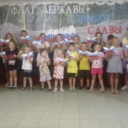 Информационный час «Флаг России-гордость наша»