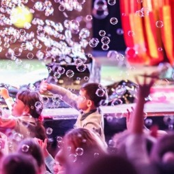 Шоу фонтанов, трансформеров, гигантских мыльных пузырей