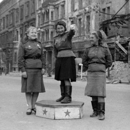 Видеовыставка «Женское лицо Победы. Регулировщики, шофёры, учёные, рабочие»