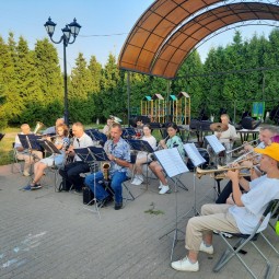 «Оркестр играет духовой»