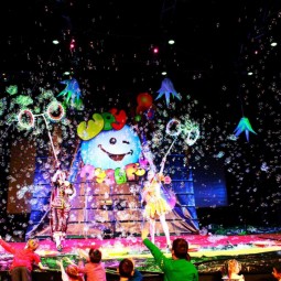 Шоу «Трансформеров и Железного человека в стране гигантских мыльных пузырей»