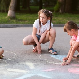 Фестиваль рисунков на асфальте «Лето мелом на асфальте»