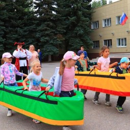 Развлекательная программа «Веселимся вместе, не сидим на месте»