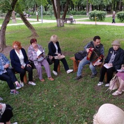 Исполнение песен под гармонь «Здесь пахнет скошенной травой…»