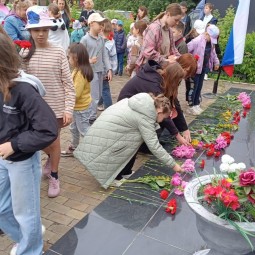 Церемония возложения венков и цветов к памятнику погибшим землякам в День памяти и скорби