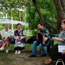 Исполнение песен под гармонь «Лугов орнаменты простые …»