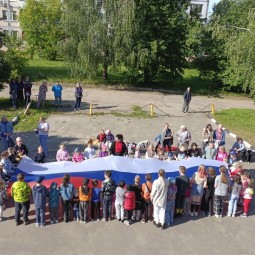 «Под Флагом России живу»