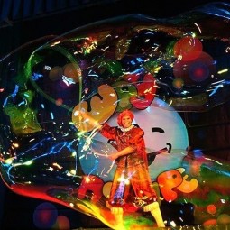 Мега-шоу фонтанов, трансформеров и гигантских пузырей