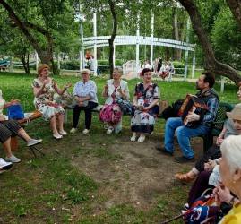 Исполнение песен под гармонь «В свои права вступило лето…»
