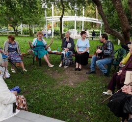 Исполнение песен под гармонь «Теплей и ярче солнце стало…»