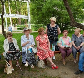 Исполнение песен под гармонь «О чем-то тихо шепчут ивы…»