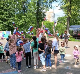 Праздничная программа «Светлый праздник — День России — встретим дружно и красиво!»