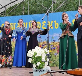 Песенно-фольклорный праздник «Летний день в Язвицах»
