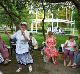 Исполнение песен под гармонь «Летний день, в зените солнце…»
