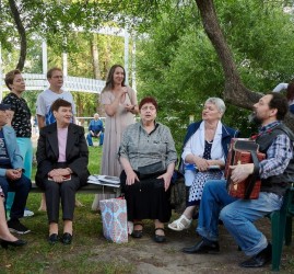 Исполнение песен под гармонь «Августа встреча»