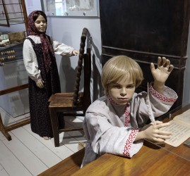 Экскурсия по Музею школы и детства