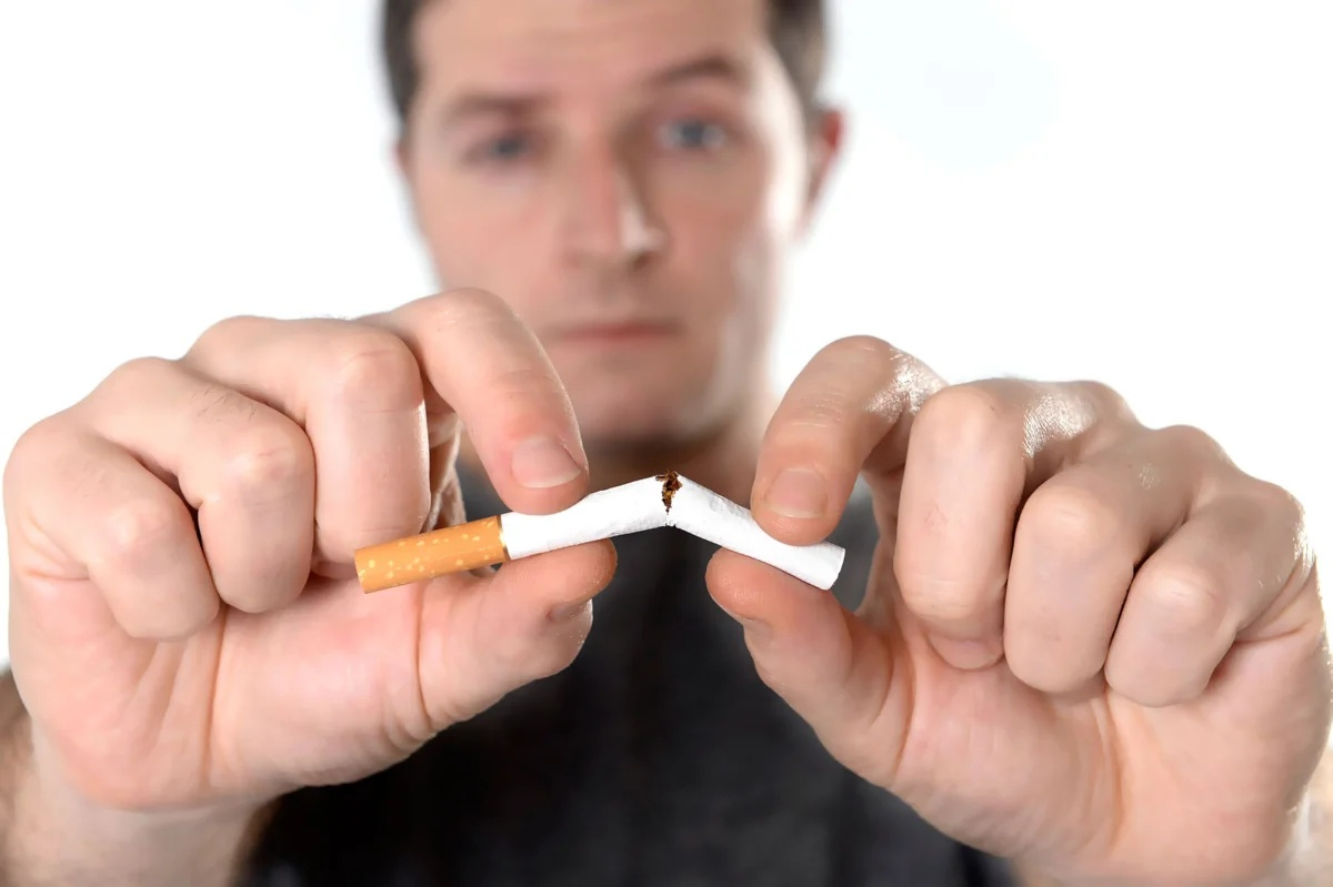 Сейчас кидай. Мужчина отказывается от сигарет. Отказ от вредных привычек мужчина. Парень отказывается курить. Мужчина отказывается от вредных привычек.