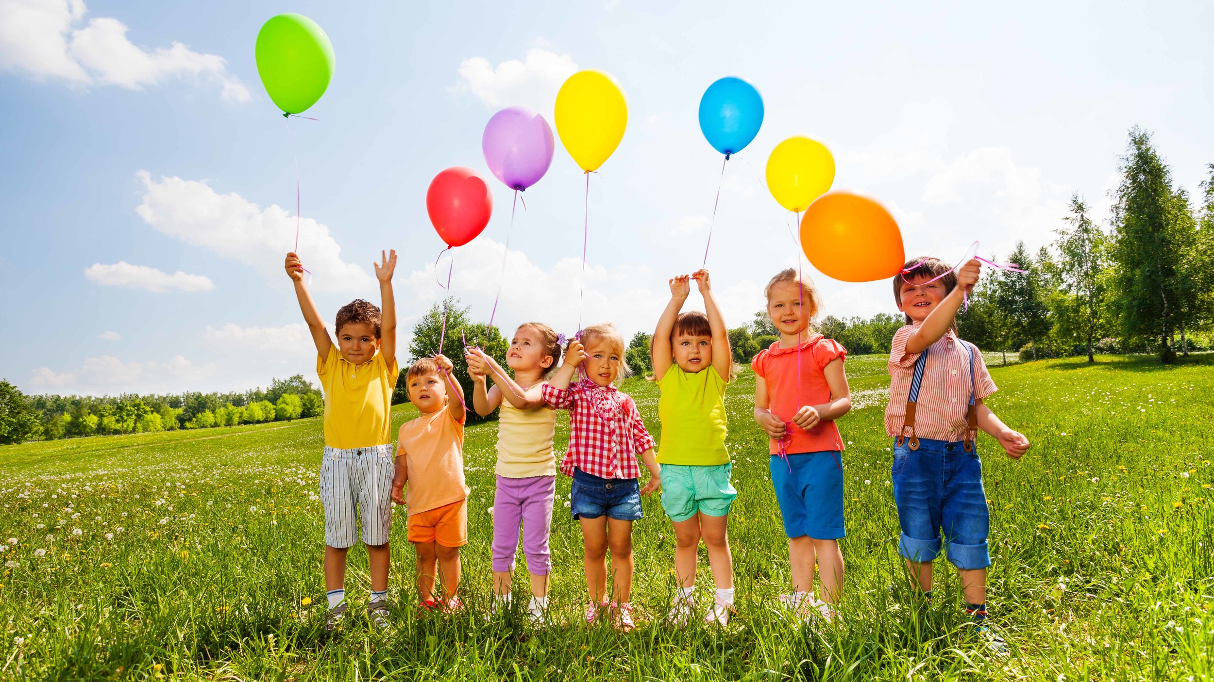 Сегодня 1 июня. Дети с шариками. Счастливый ребенок. Радостные дети. Международный день защиты детей.