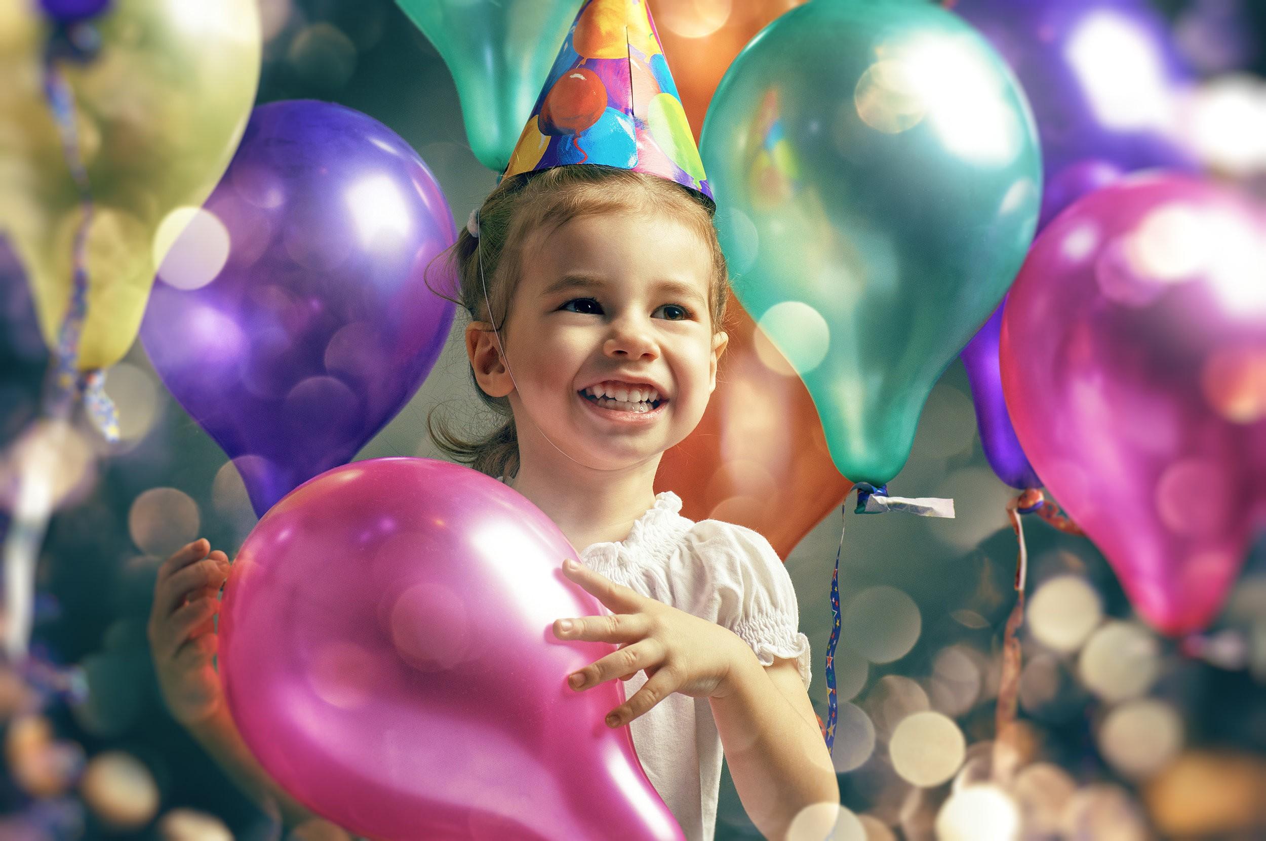 Ребенок хочет день рождение. Дети праздник. Дети с шариками. Дети с воздушными шарами. Празднование дня рождения ребенка.