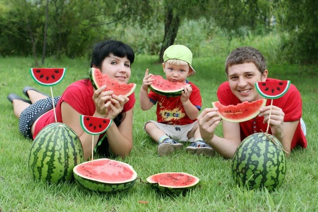 Картинка дети едят арбуз