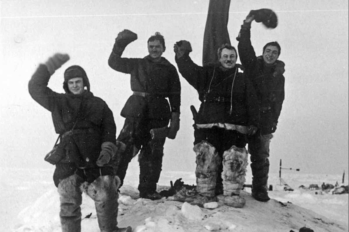 North pole 1. Экспедиция Папанина на Северный полюс 1937. Папанин Экспедиция на Северный полюс. Дрейфующая Полярная станция Северный полюс 1.