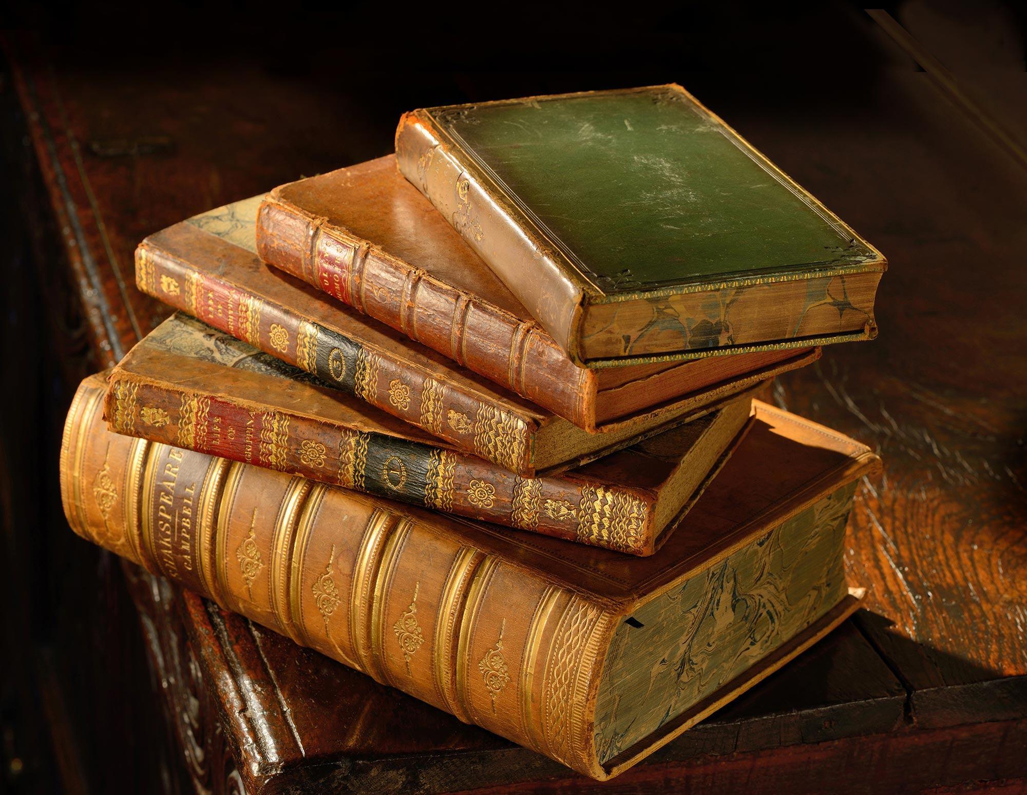 Knigi. Старинные книги. Стопка древних книг. Красивые книги. Изображение старинных книг.