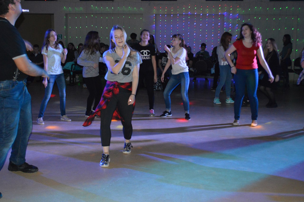 Новинки дискотеки 2024г. Молодежная дискотека. Тематический вечер для молодежи в доме культуры. Свет для дискотеки. Новинки дискотеки 2024г.